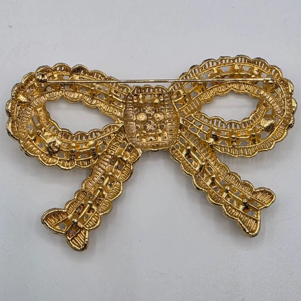 Sparkling Bow Brooch Rhinestone‎ Gold Tone Filigree Lace Charm Pin Prong Set